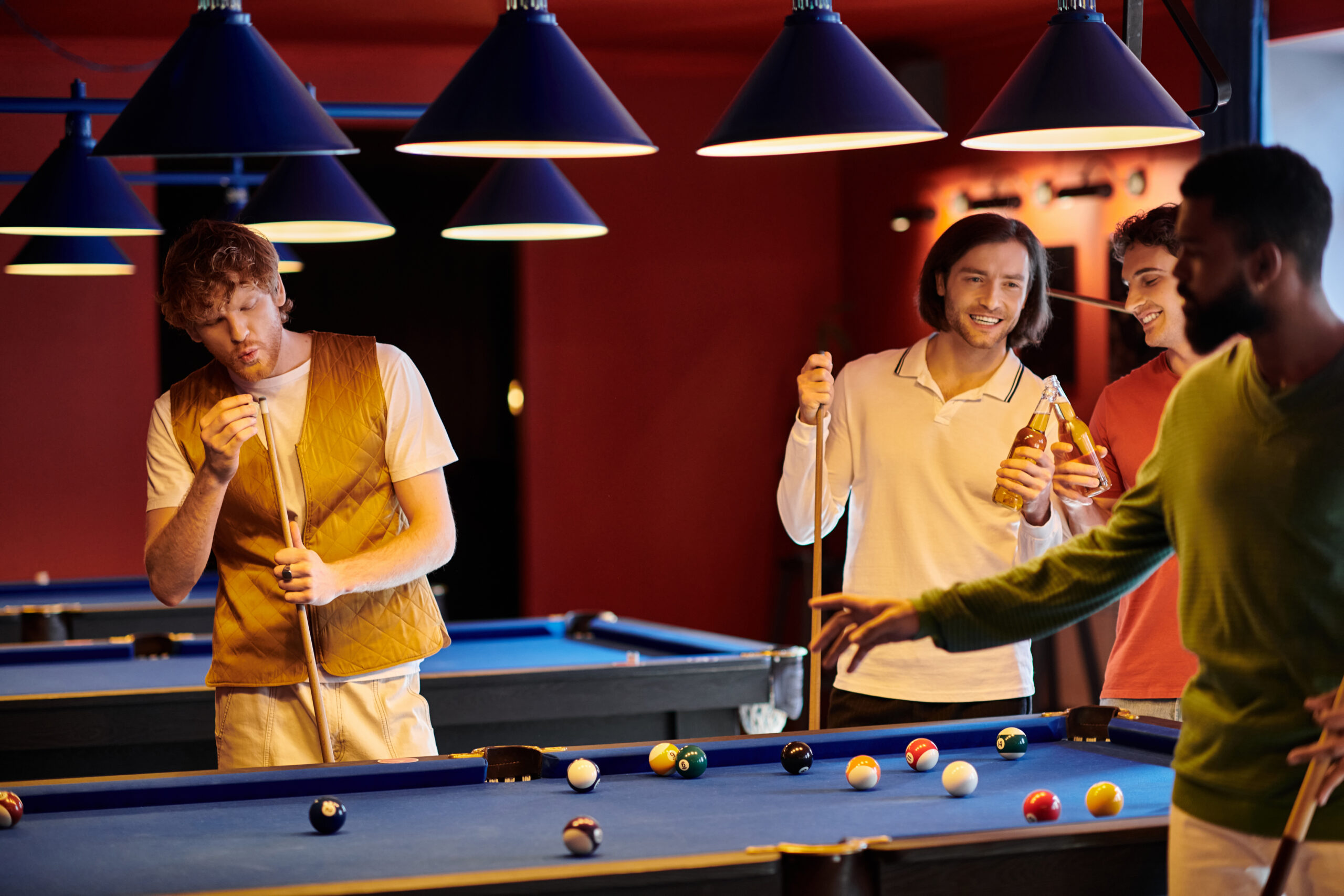 Znajomi grający w pool bilard w klubie